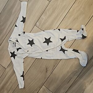 Nununu White and Black Star Onesie Bodysuit Footie Pajama 6-12 months